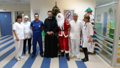 الاب قسطنطين نصار يوزع الهدايا على الاطفال المرضى في مستشفيات الناصرة